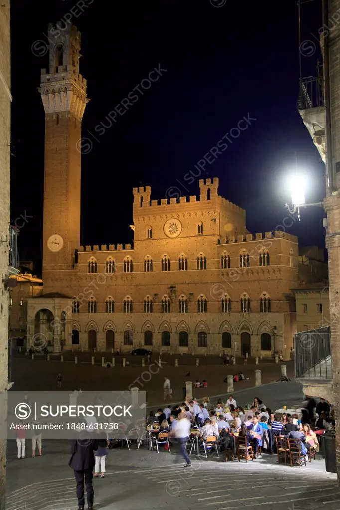 Palazzo Pubblico palace, Piazza del Campo square in the evening, Siena, Tuscany, Italy, Europe
