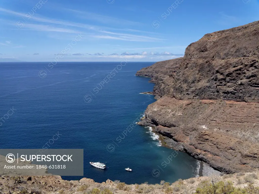 Tina excursion boat off Playa La Cantera beach, Alajeró, La Gomera, Canary Islands, Spain, Europe