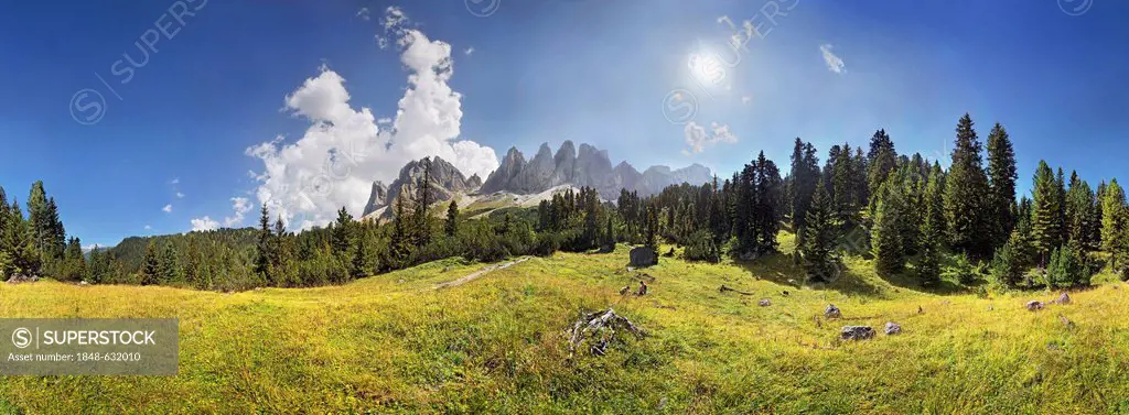 360 ° panoramic view of Adolf-Munkel-Weg trail, Geisler massif, Villnoesstal valley, Geisler group, Dolomites, province of Bolzano-Bozen, Italy, Europ...
