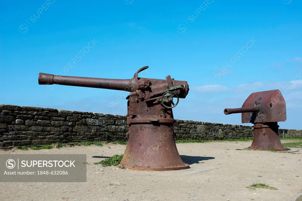 Two historical cannon above the cliffs, former Fort at Cape Pointe de Saint Mathieu, Département Finistère, Brittany, France, Europe