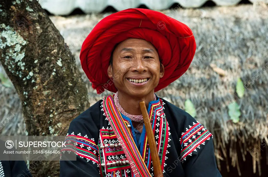 Traditionally dressed smiling man from the Black Hmong hill tribe, ethnic minority from East Asia, portrait, Northern Thailand, Thailand, Asia