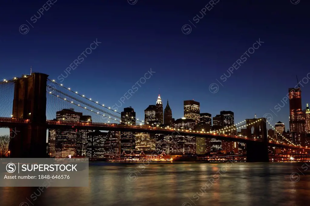 Skyline of New York City as seen from Brooklyn Heights, New York, USA