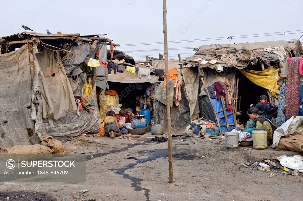 Slum huts, Shibpur district, Haora or Howrah, Calcutta, Kolkata, West Bengal, India, Asia