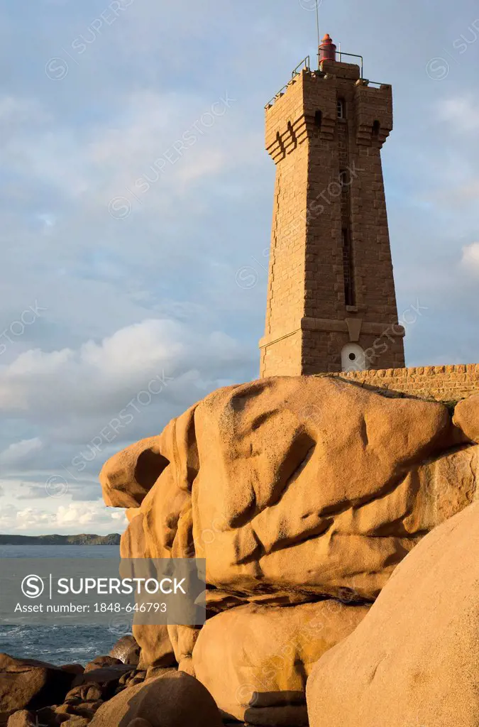 Lighthouse and rocks in the evening light, Sentier des Douaniers hiking trail, Ploumanac'h, Côte de Granit Rose, Brittany, France, Europe