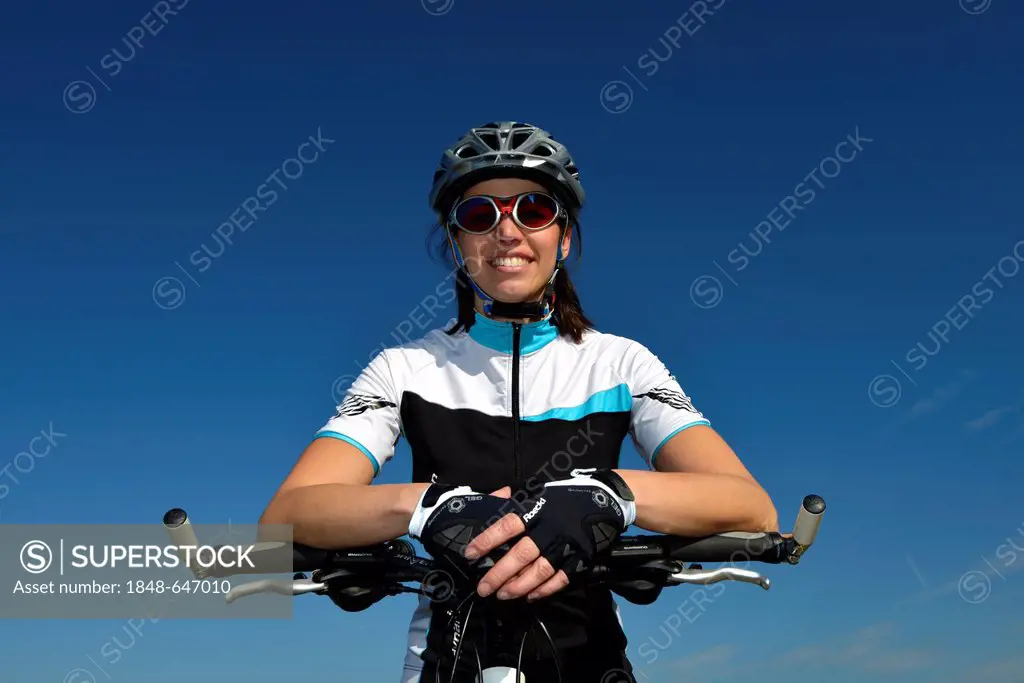 Female cyclist with a mountain bike, bicycle, Stuttgart, Baden-Wuerttemberg, Germany, Europe, PublicGround