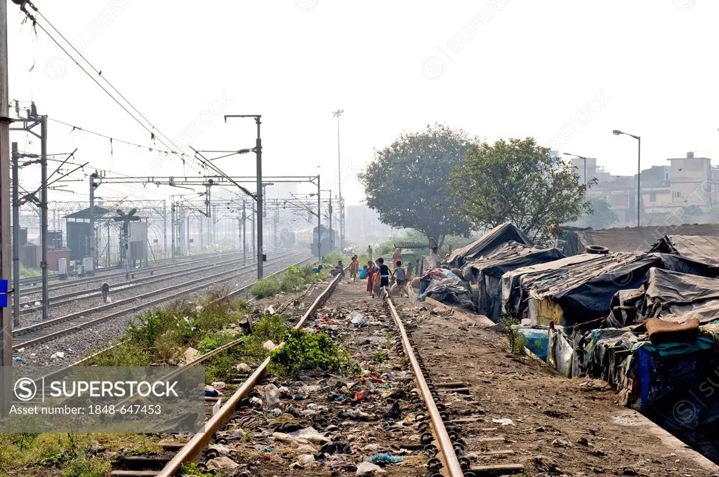 Slum huts and children playing on railroad tracks, Shibpur district, Haora or Howrah, Calcutta, Kolkata, West Bengal, India, Asia