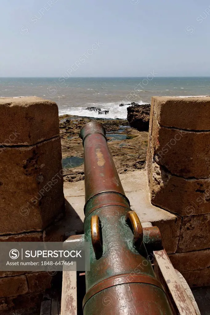 City walls with a cannon on the sea, Scala de la Kasbah, Essaouira, region of Marrakech-Tensift-Al Haouz, Morocco, Maghreb, Africa