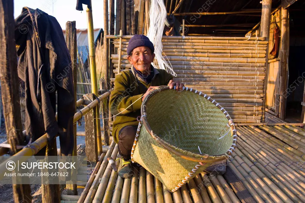 Elderly man from the Apatani ethnic group making a basket, Arunachal Pradesh, North East India, India, Asia