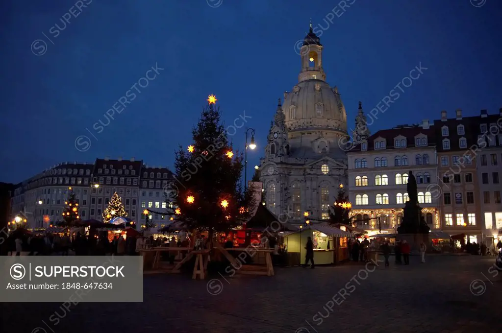 Christmas market Anno 1901 on Neumarkt square in front of the Church of Our Lady, Gruenderzeit period buildings, Dresden, Saxony, Germany, Europe
