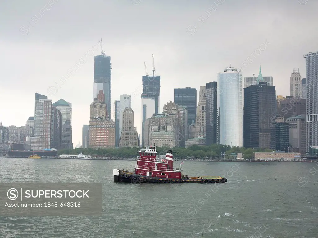Tugboat on the Hudson River, skyline of downtown Manhattan, Financial District, Manhattan, New York City, North America, America