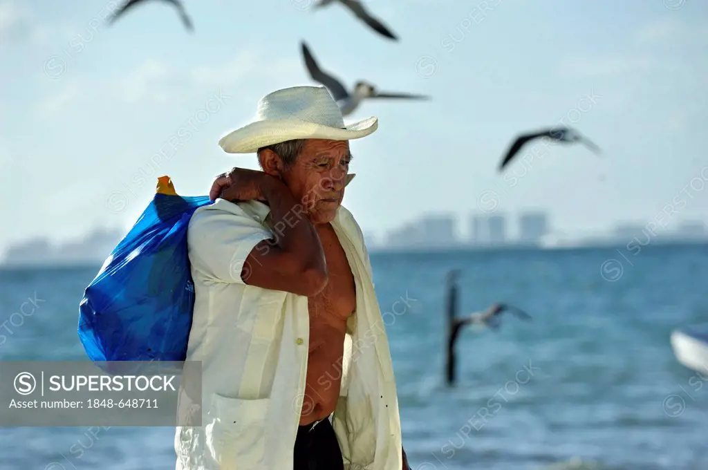 Old fisherman walking on Puerto Juarez beach, Cancun, Yucatan Peninsula, Quintana Roo, Mexico, Latin America, North America