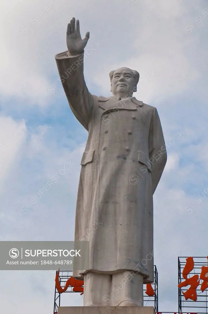 Statue of Mao Tse Tung, Dandong, Liaoning, China, Asia