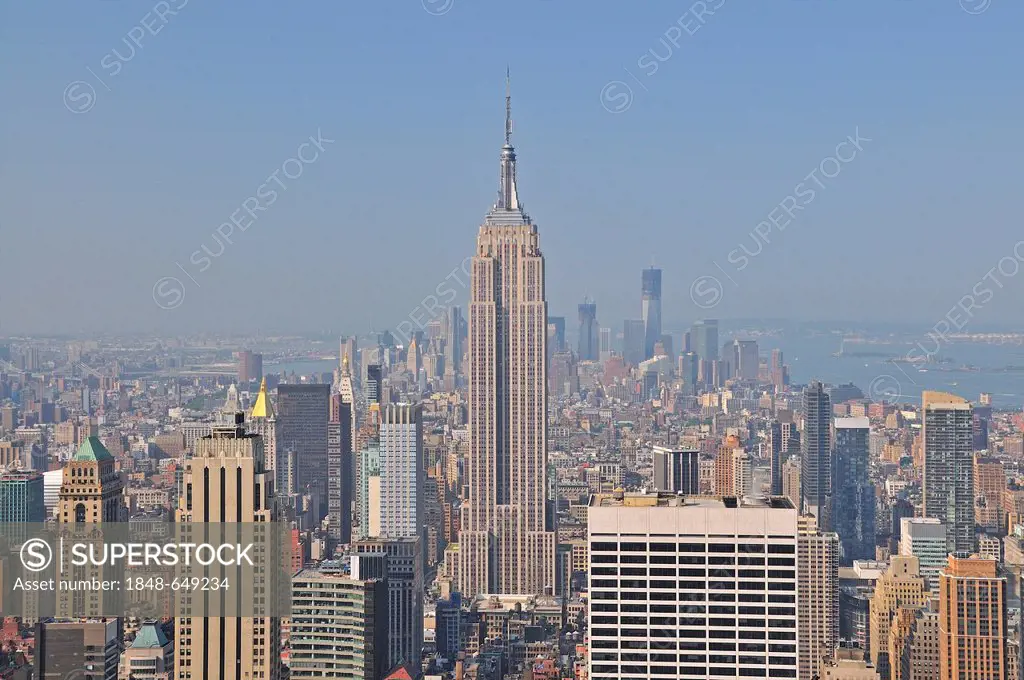 View from the observation deck Top of the Rock at the Rockefeller Center to the Empire State Building and Downtown Manhattan, New York City, USA, Nort...