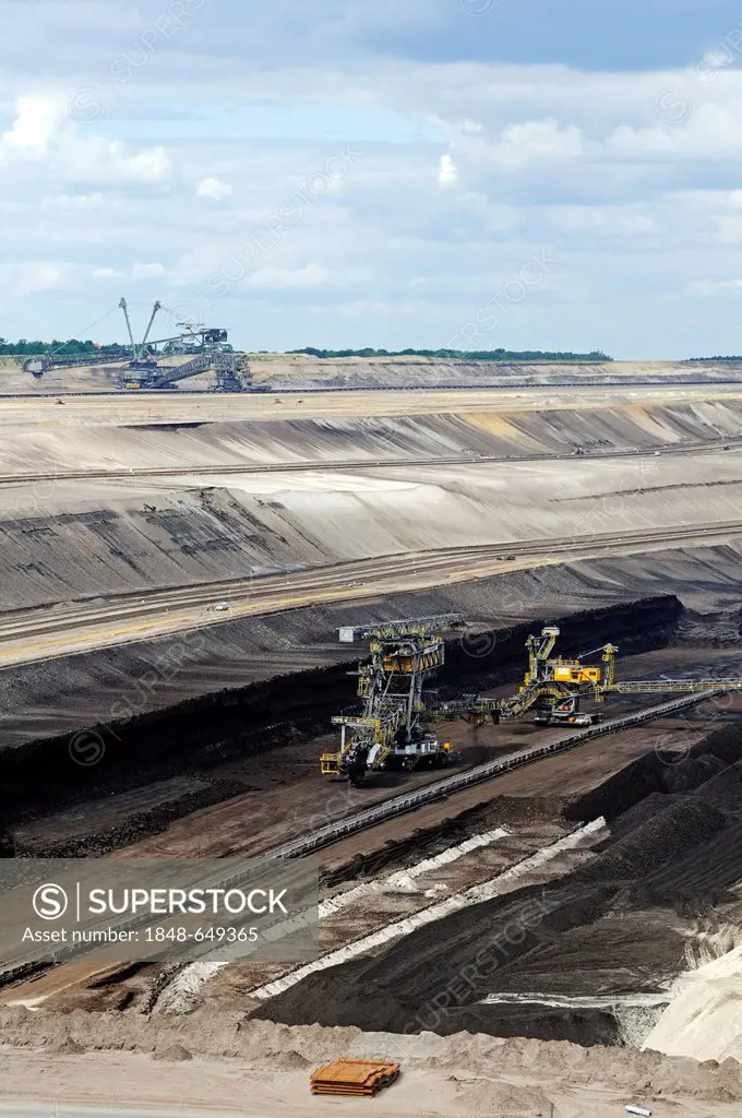 Coal seam and machines in the open pit Welzow-Sued, mining of brown coal by the Vattenfall energy company, Lower Lusatia, Lusatia, Brandenburg, German...