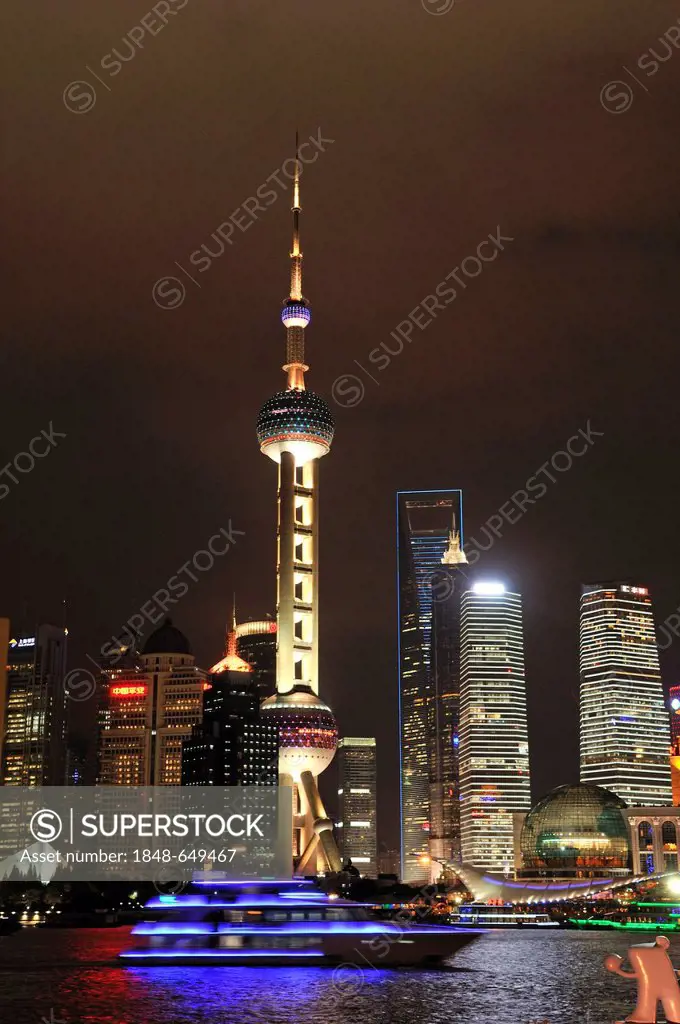 Oriental Pearl Tower, skyline as seen from the Bund waterfront area, Huangpu River, Shanghai, China, Asia
