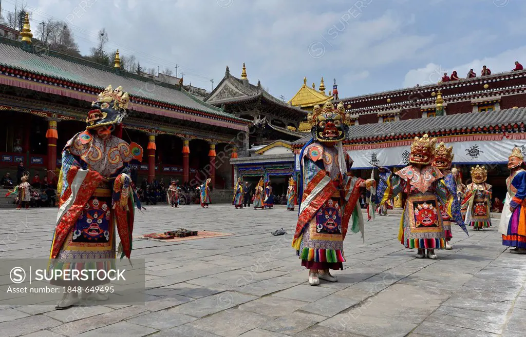 Tibetan Buddhism, religious Cham mask dance at the important Gelugpa monastery of Kumbum, Huangzhong, Xinning, Qinghai province, formerly known as Kok...