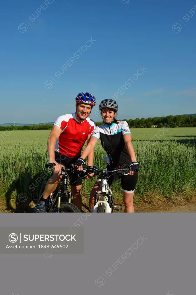 Couple, cyclists with mountain bikes, bicycles, Stuttgart, Baden-Wuerttemberg, Germany, Europe, PublicGround