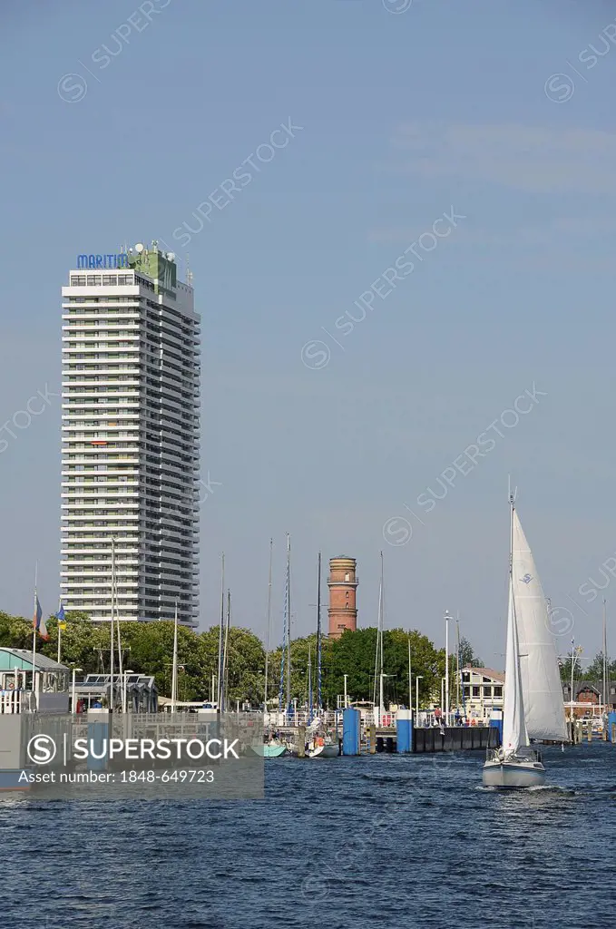 Historic lighthouse and the Maritim Hotel in Travemuende, Luebeck Bay, Schleswig-Holstein, Germany, Europe