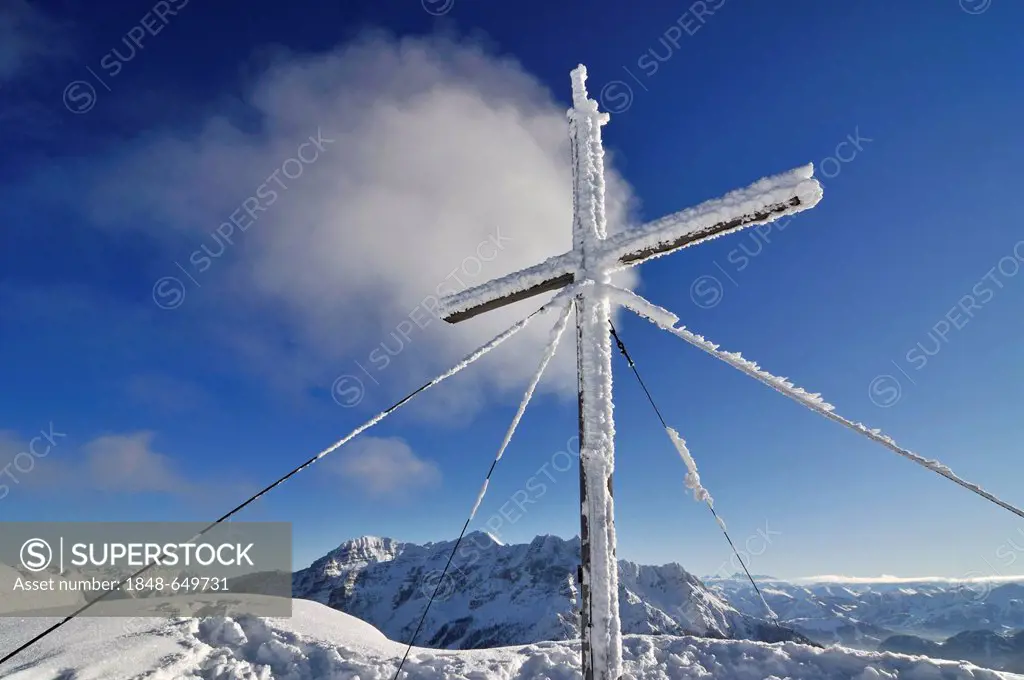 Snowy cross on the peak of Steinplatte mountain, Reit im Winkl, Chiemgau, Bavaria, Germany, Europe