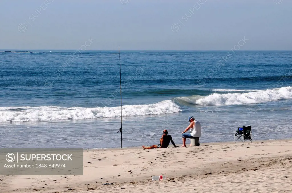 Fischermen, San Pedro de Moel, beach at Marinha Grande, Leiria, Northern Portugal, Portugal, Europe