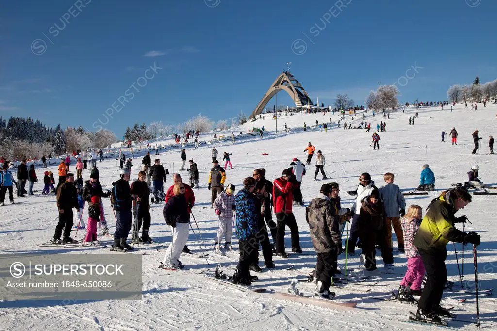 Skiers in the resort on Herrloh Mountain, Winterberg, Sauerland, North Rhine-Westphalia, Germany, Europe