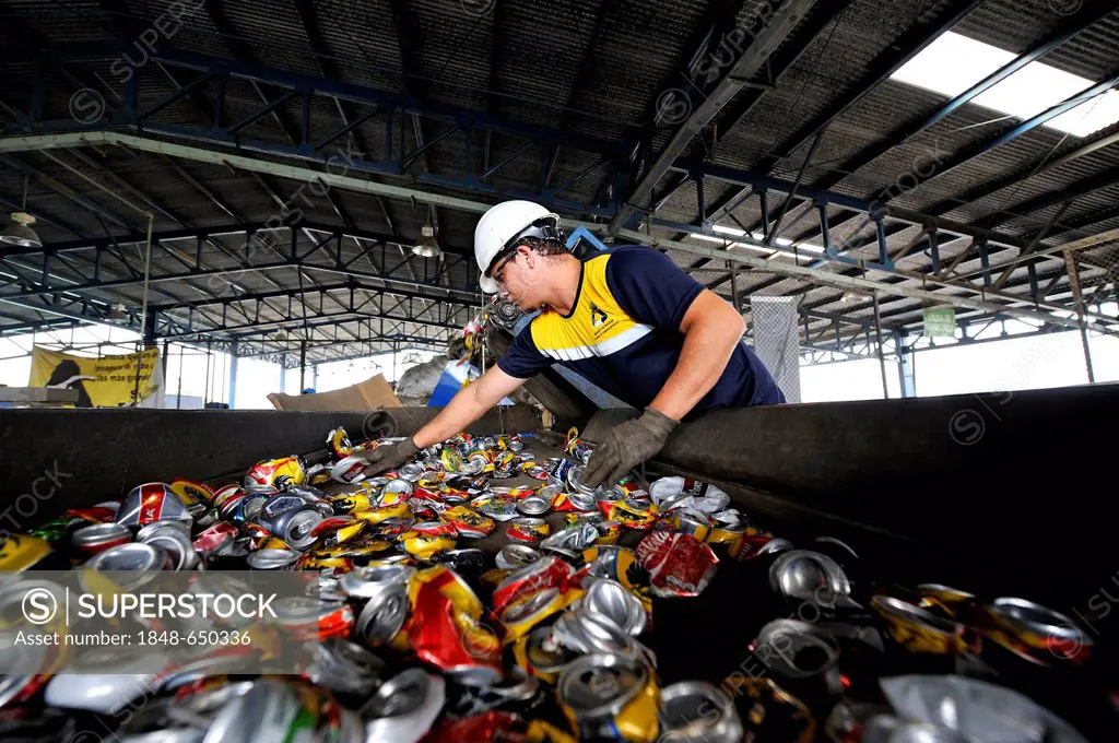 Sorting for cans made of tinplate, aluminium, on a conveyor belt in a recycling plant, San José, Costa Rica, Latin America, Central America