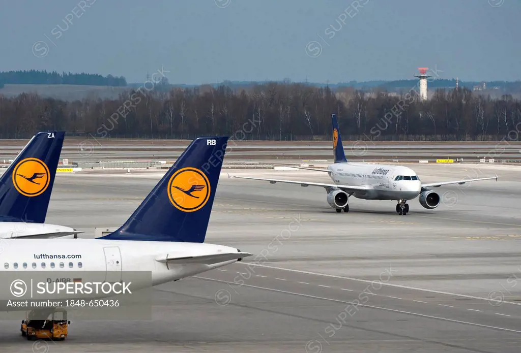 Lufthansa aircraft standing at Terminal 2 while behind them the Lufthansa Airbus A320-200, Ludwigshafen am Rhein, taxis towards the terminal, Munich A...
