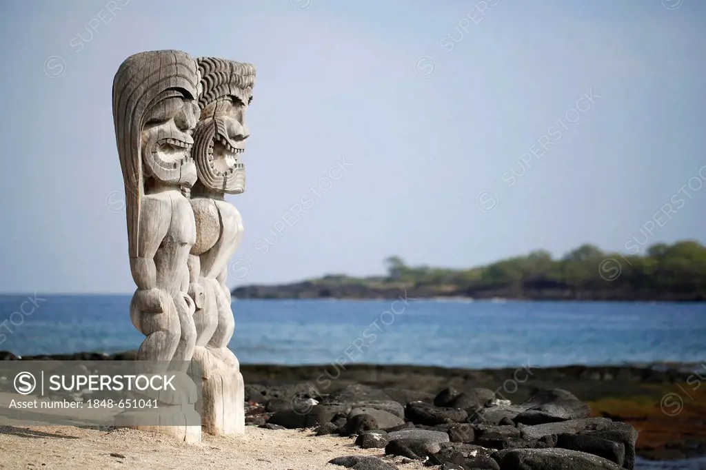 Ki'i statues, wooden statues, ohia tree, Puuhonua o Honaunau National Historical Park in Hawaii, Big Island, Hawaii, USA