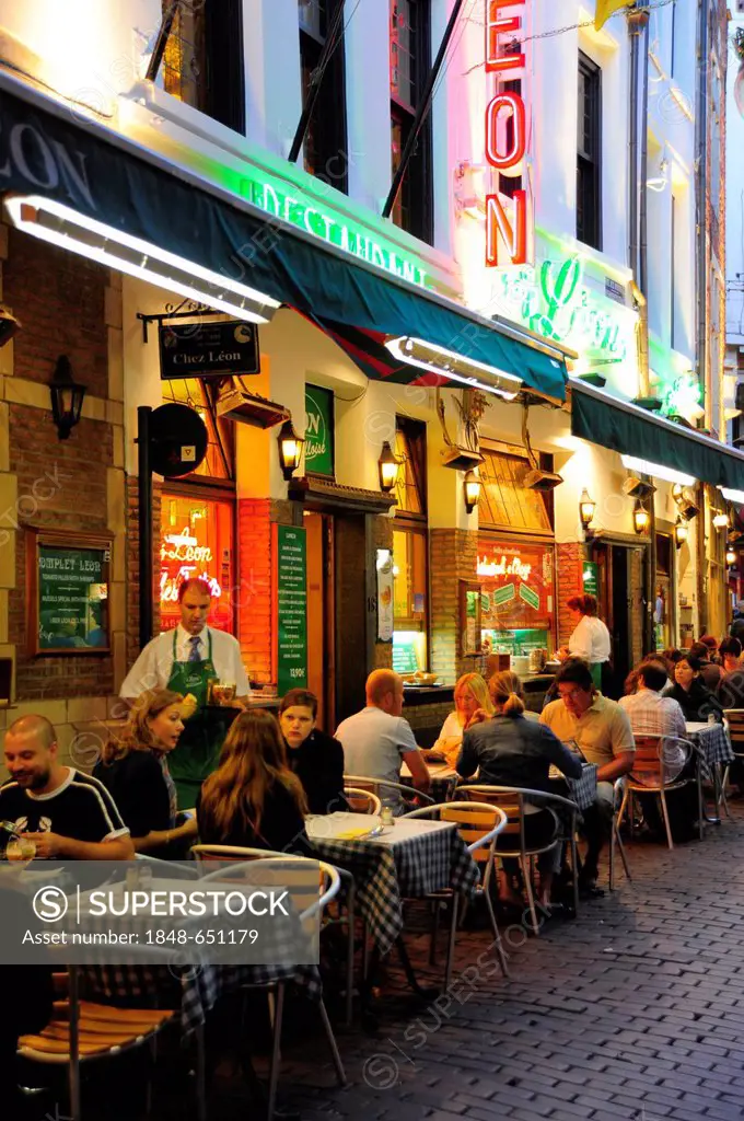 Restaurant Chez Leon in the evening, Rue des Bouchers, Beenhouwersstraat, city centre, Brussels, Belgium, Benelux
