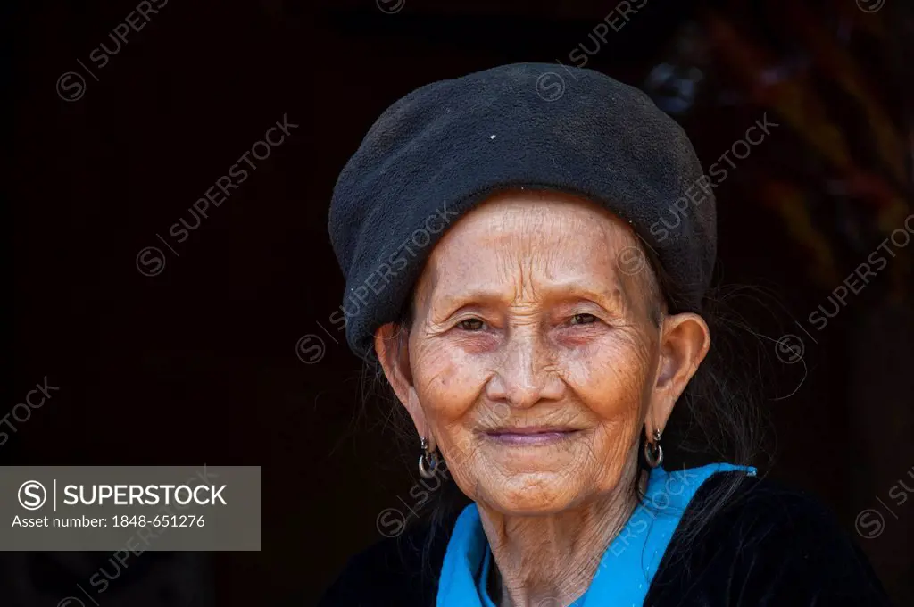 Elderly, smiling woman from the Black Hmong hill tribe, ethnic minority from East Asia, portrait, Northern Thailand, Thailand, Asia