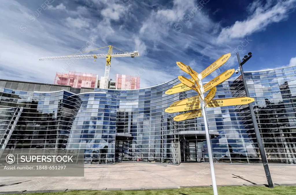 Te Puna O Waiwhetu, Christchurch Art Gallery, building crane and improvement works int he earthquake-stricken town centre of Christchurch, South Islan...