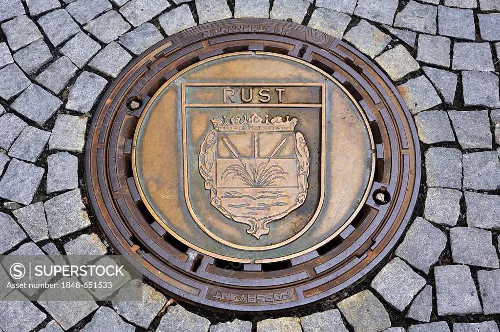 Manhole cover with the coat of arms of Rust, Baden-Wuerttemberg, market square of Kulmbach, twin town since 1981, Upper Franconia, Bavaria, Germany, E...