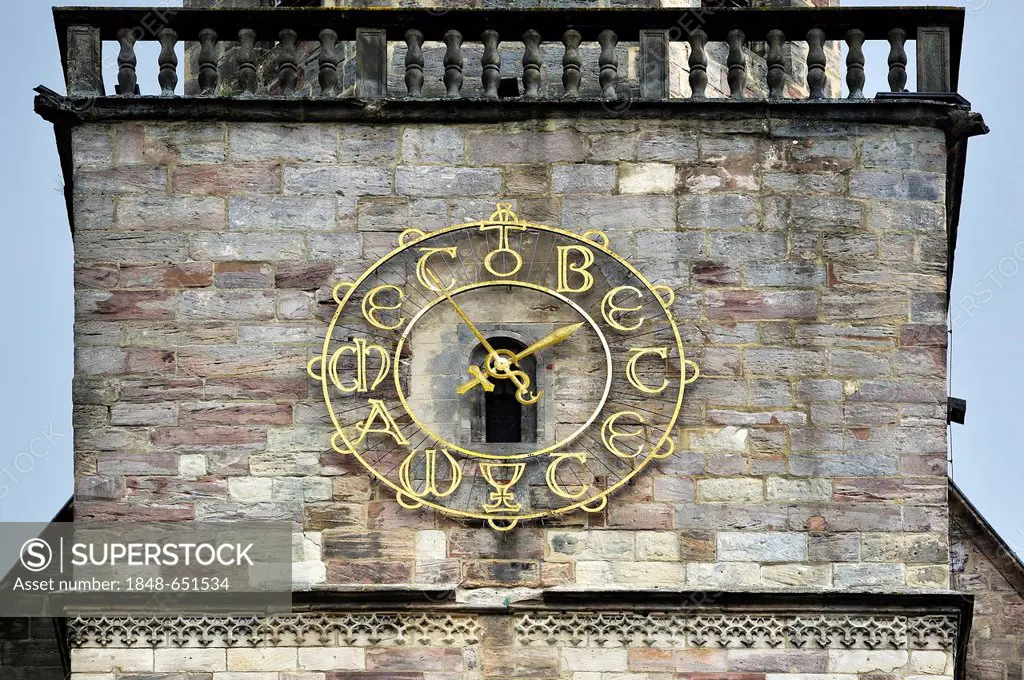 Clock on the tower of the Petrikirche church with the words wachet, betet, German for watch and pray instead of the digits, church square, Kulmbach, U...