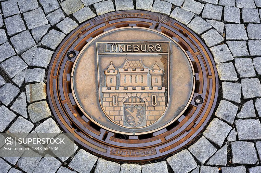 Manhole cover with the coat of arms of Lueneburg, market square of Kulmbach, twin town since 1970, Upper Franconia, Bavaria, Germany, Europe