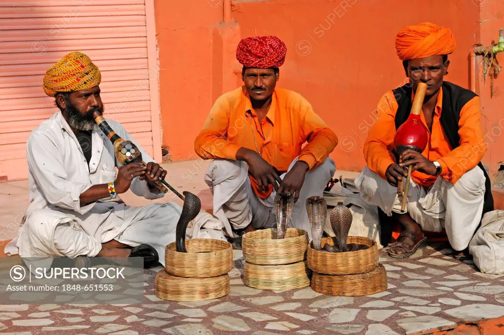 Snake charmers, Palace of the Winds, Hawa Mahal, Jaipur, Rajasthan, northern India, Asia