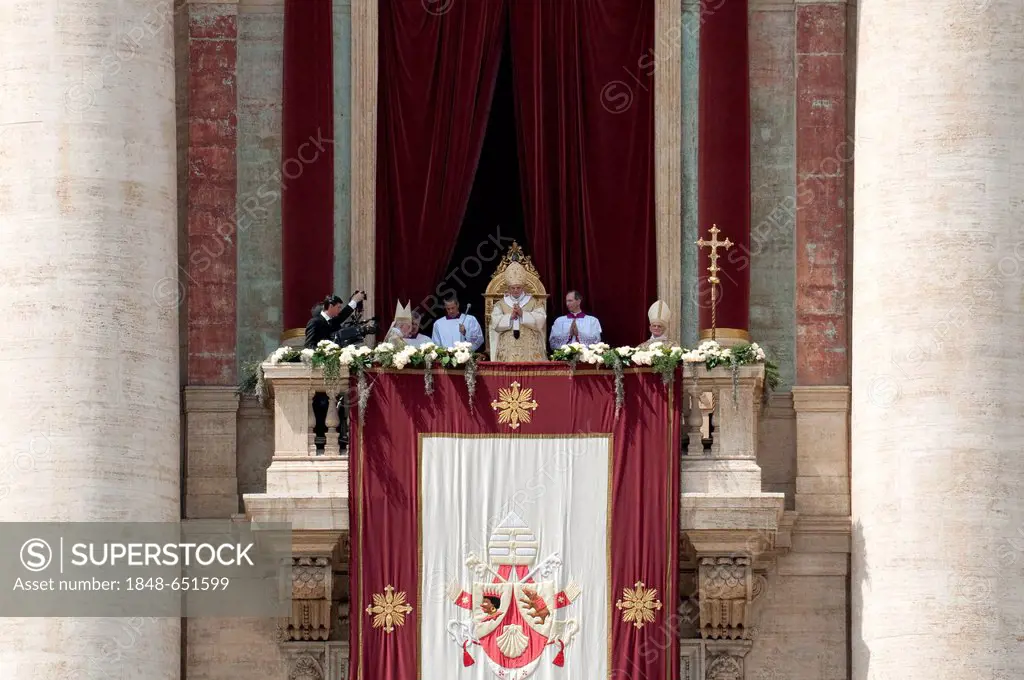 St. Peter's Basilica with Pope Benedict XVI, Pope giving the blessing Urbi et Orbi, balcony of the Loggia delle Benedizioni, St. Peter's Square, Piazz...