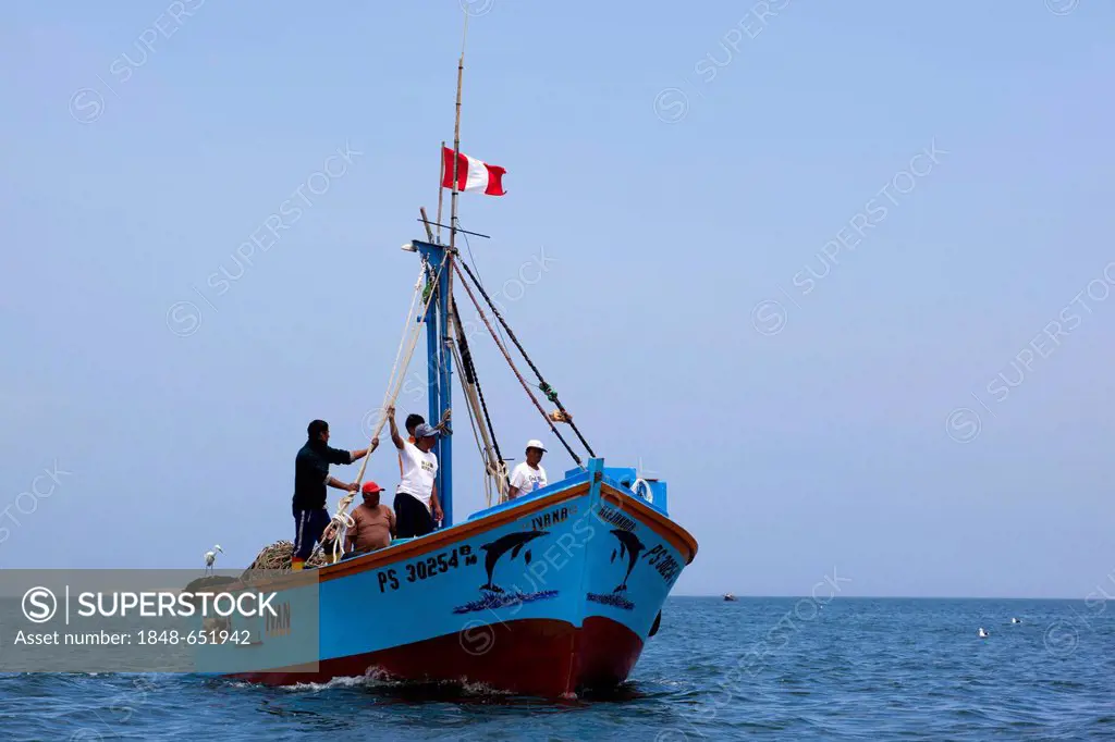Fishermen returning with their boat to the harbour of Pisco, Islas Ballestas, Paracas Peninsula, Peru, South America