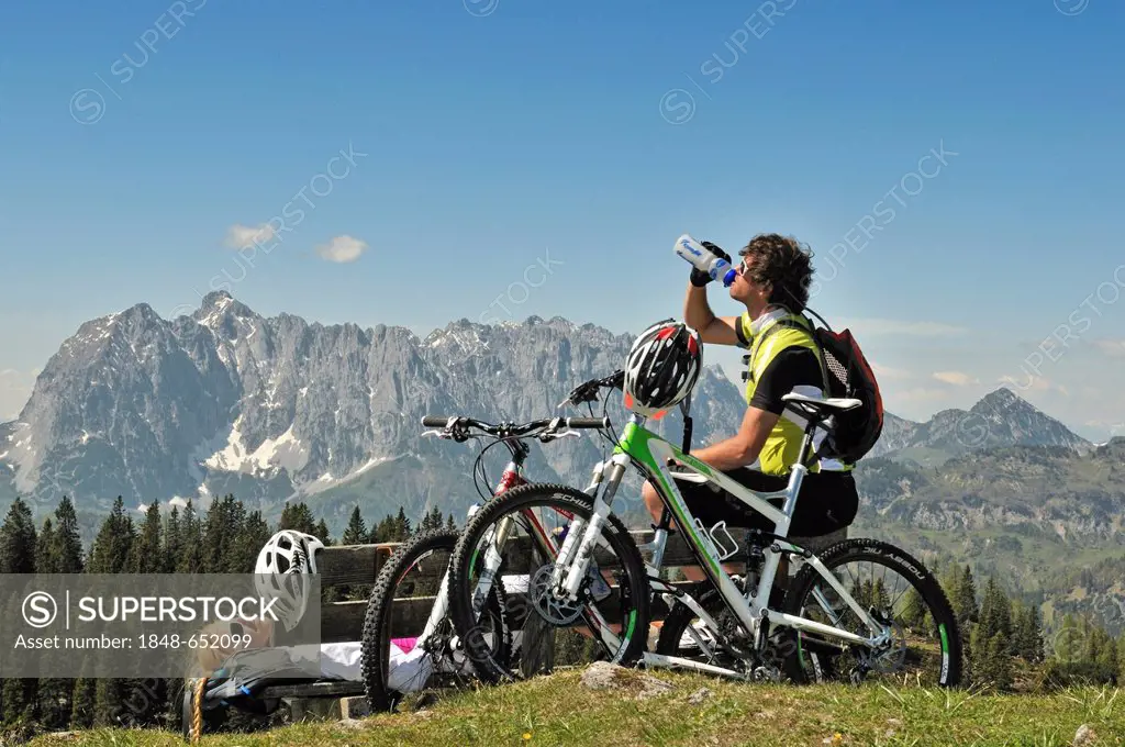 Mountain bikers taking a break, Eggenalm alp, Reit im Winkl, Chiemgau, Bavaria, Germany, Europe