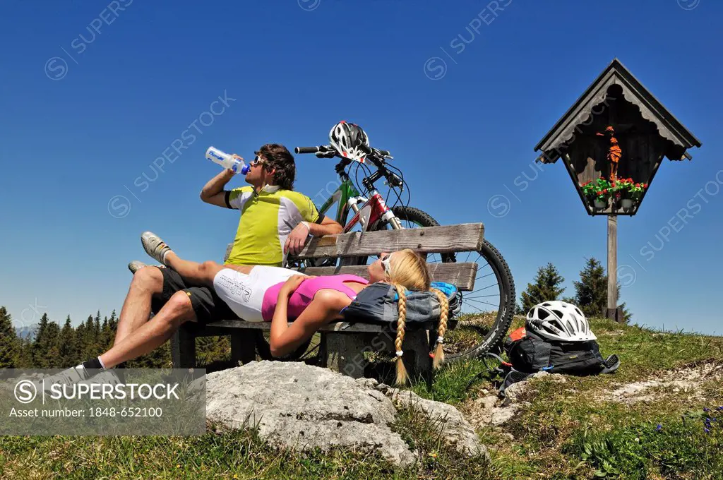 Mountain bikers taking a break, Eggenalm alp, Reit im Winkl, Chiemgau, Bavaria, Germany, Europe