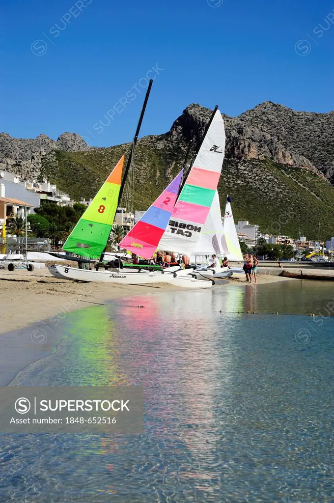 Sailing boats on the beach, mountains at back, sailboats in the bay of Puerto de Pollensa, Port de Pollenca, Majorca, Mallorca, Balearic Islands, Medi...