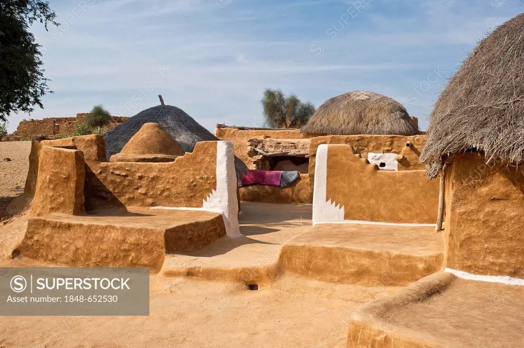 Front view of a traditional dwelling in the Thar desert, walls and floor are made of a mixture of cow dung and sand, the roof is made of brushwood, Th...