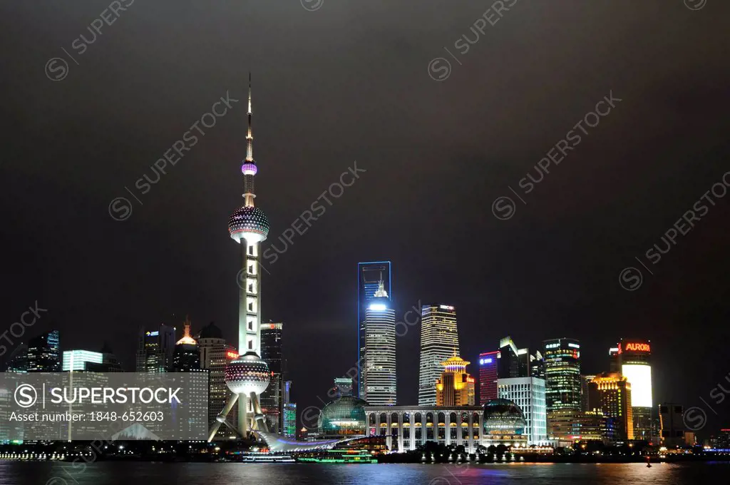 Oriental Pearl Tower, skyline with the Bund promenade, Huangpu River, Shanghai, China, Asia