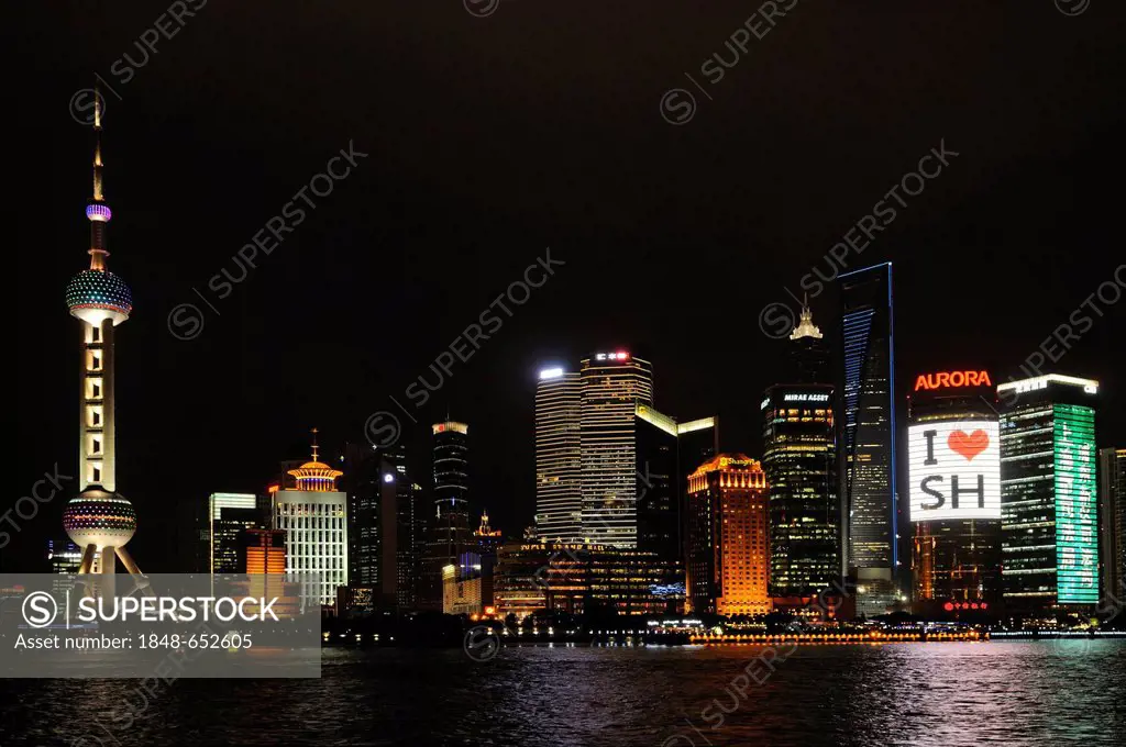 Oriental Pearl Tower, skyline on the Bund promenade, Huangpu River, Shanghai, China, Asia,