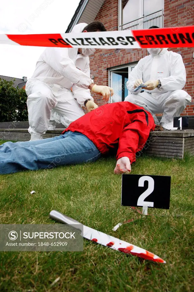 Securing of evidence at a crime scene after a capital offence, murder, homicide, crime scene department of the police, recreated event, Germany, Europ...