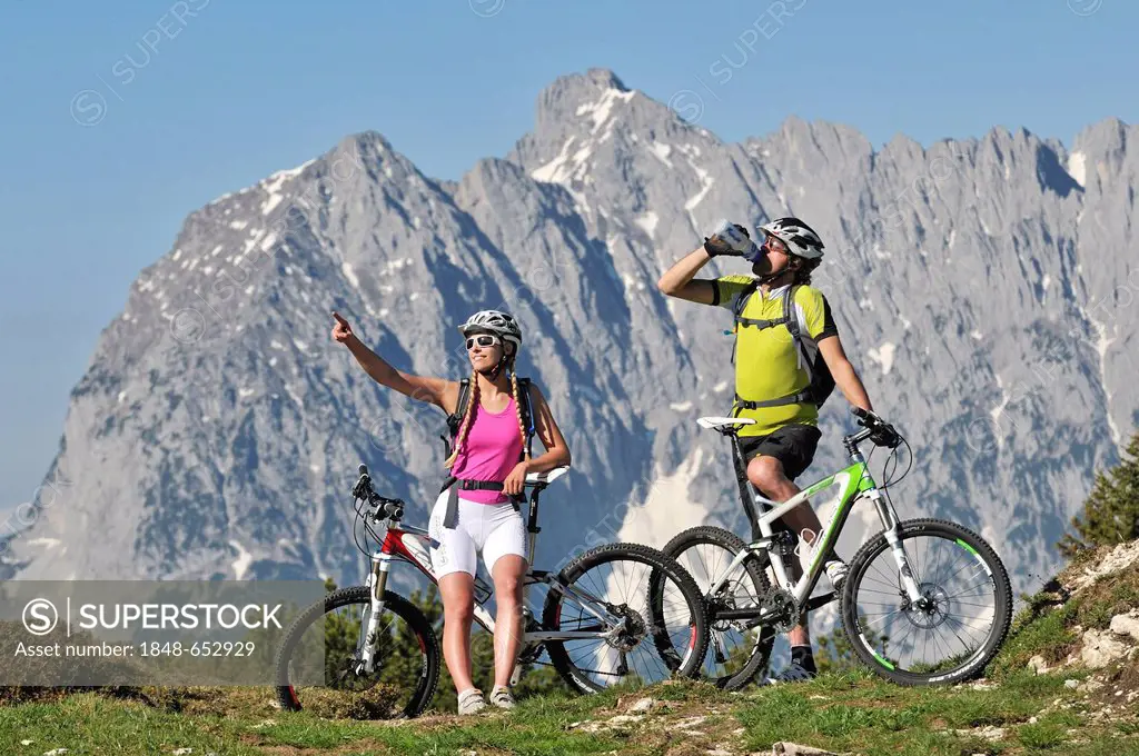 Mountain bikers, Eggenalm alp, Reit im Winkl, Chiemgau, Bavaria, Germany, Europe