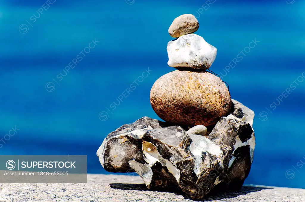 Cairn on the beach in front of blue water, Timmendorf on the Island of Poel, Mecklenburg-Western Pomerania, Germany, Europe