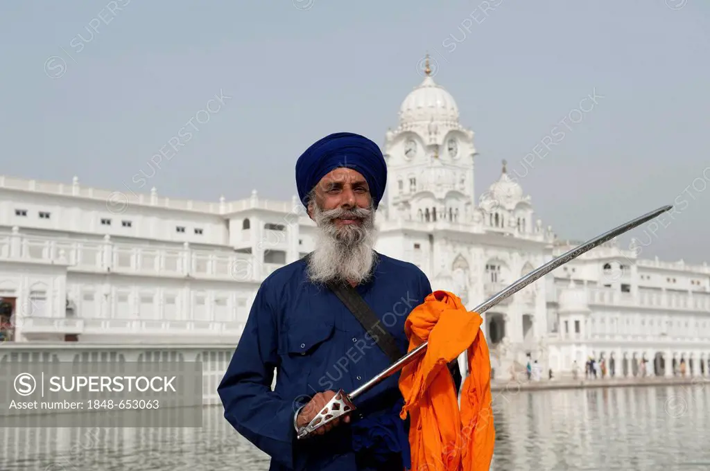 Guardian of the Sikh holding a lance wearing a turban and a bear, Sikhism, sacred Golden Temple of Amritsar, Hari Mandir, Amritsar, Punjab, India, Sou...
