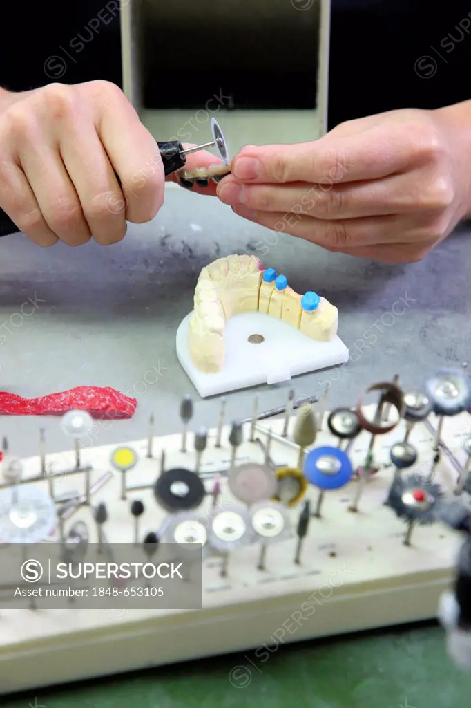 Dental laboratory, manufacture of a dental prosthesis by a master craftsman, grinding, separation of a ceramic-veneered dental bridge