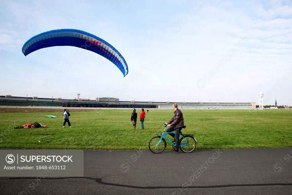Paragliding on the grounds of the former Tempelhof Airport, Berlin, Germany, Europe