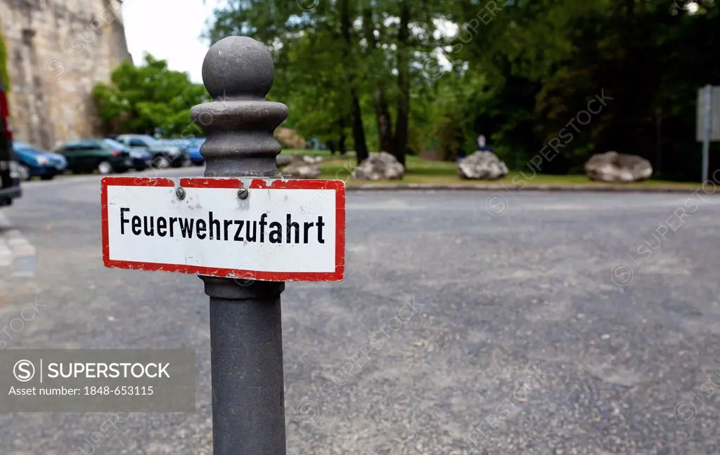 Sign, Feuerwehrzufahrt fire brigade access, fire barrier at the Veste Coburg castle, Coburg, Upper Franconia, Franconia, Bavaria, Germany, Europe